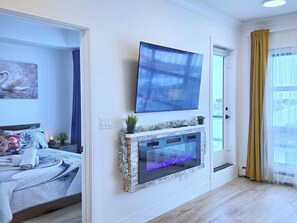 2 bedrooms, iron/ironing board, internet, bed sheets - Family Modern 2BR Condo with City View, DT, Balcony, F/Parking&In-Suite Laundry! (Calgary)