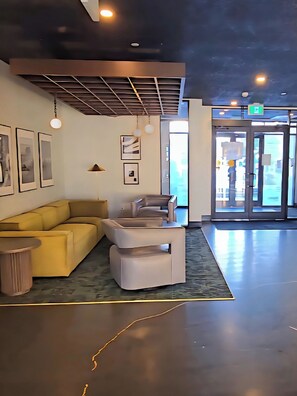 Lobby - Family Modern 1BR +Den Condo Apartment, DT, Balcony, Free Parking, Suite Laundry (Calgary)