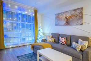 Living area - Family Modern 2BR Condo with City View, DT, Balcony, F/Parking&In-Suite Laundry! (Calgary)