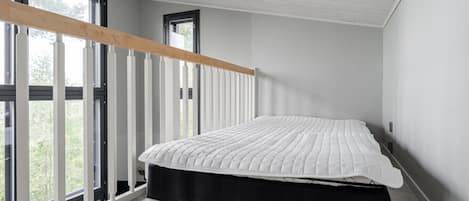 2 bedrooms, desk, free WiFi, bed sheets