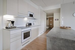 Jääkaappi, mikroaaltouuni, uuni, liesi