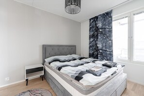 2 makuuhuonetta, työpöytä, silitysrauta/-lauta, vauvan matkasänky