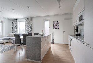 Kylskåp, mikrovågsugn, ugn och spishäll