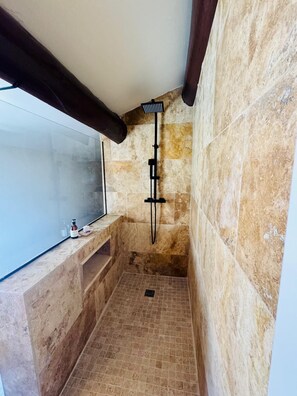 Douche, séchoir à cheveux, serviettes fournies, savon