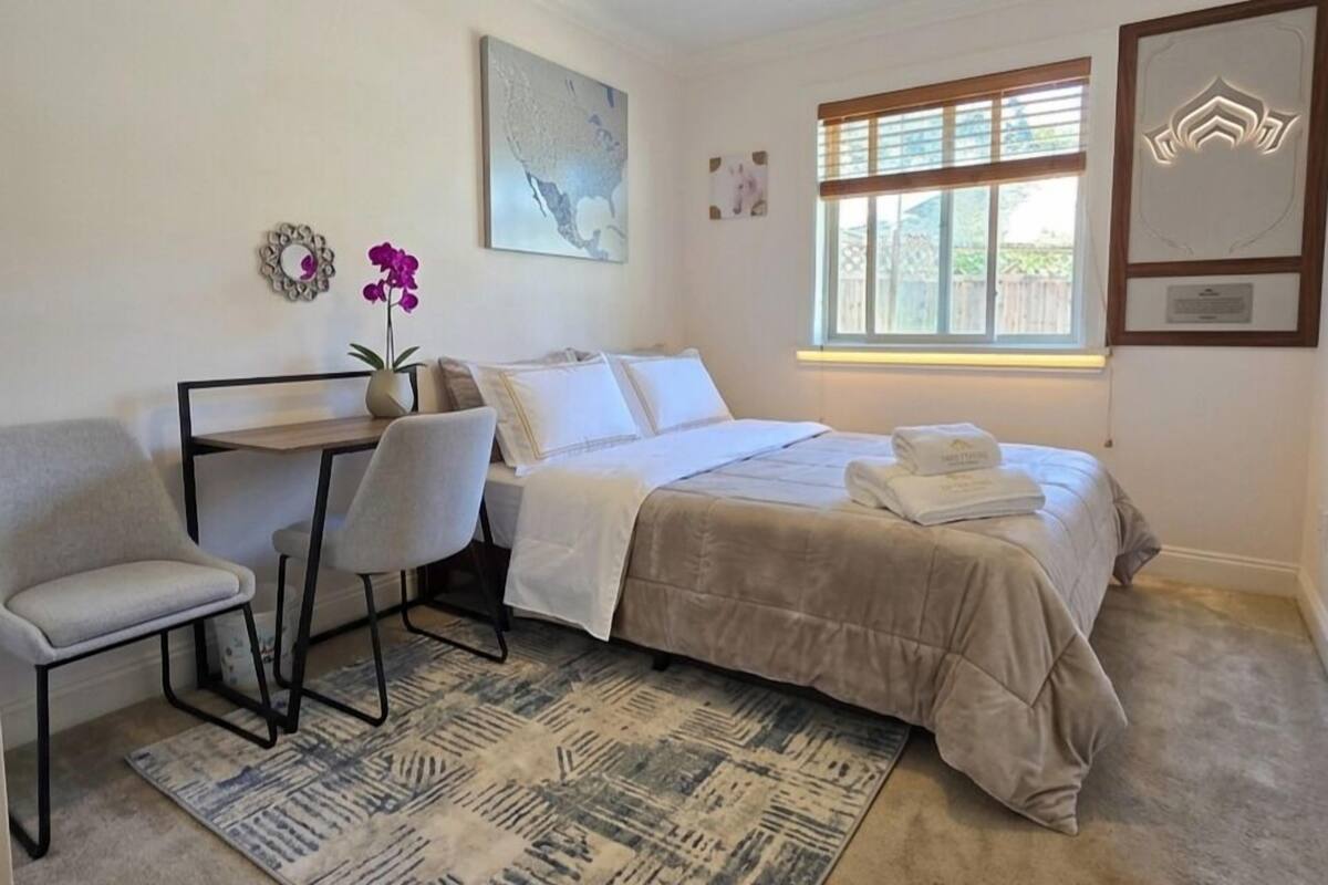 Eenvoudige kamer, 1 queensize bed, niet-roken, gemeenschappelijke badkamer | Luxe beddengoed, een bureau, een laptopwerkplek