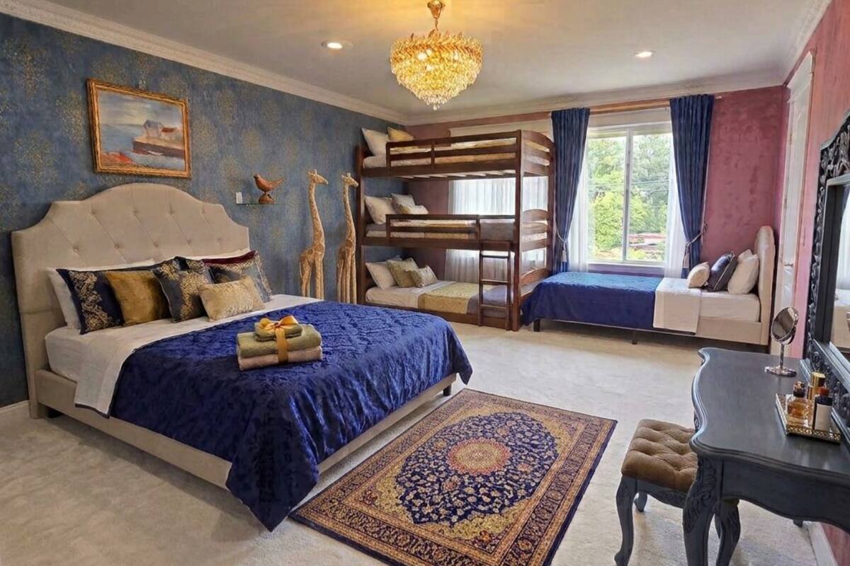 Suite familiar, varias camas, microondas, vista al jardín | Ropa de cama de alta calidad y escritorio 