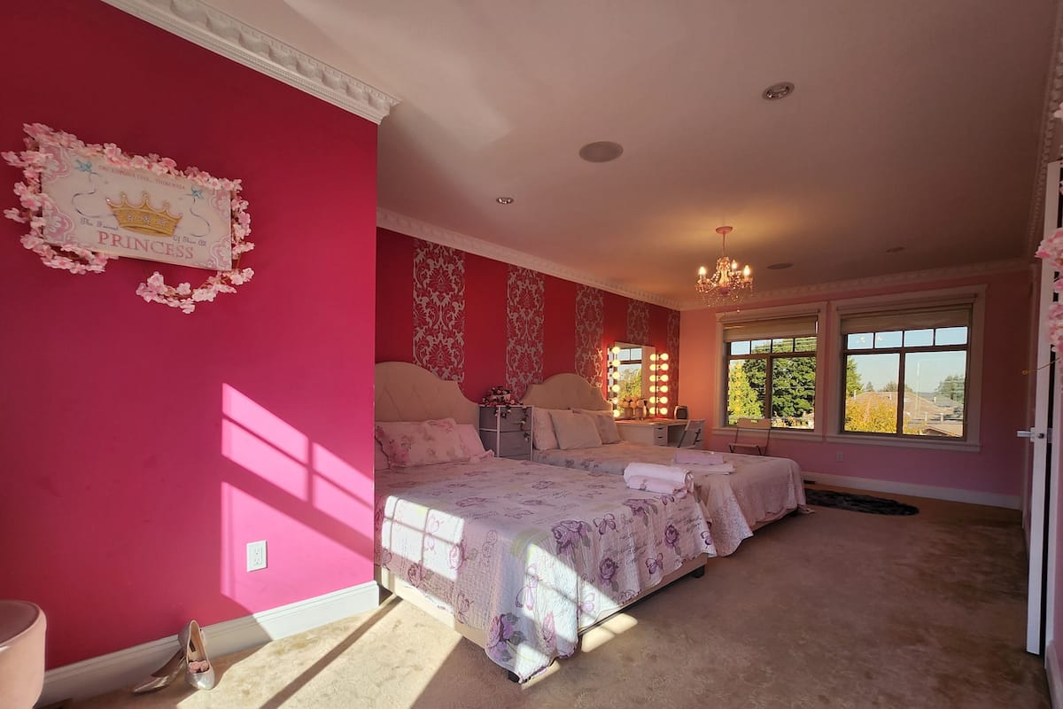 Romantic Quadruple Room, 2 Queen Beds, Non Smoking, Executive Level | Individually decorated, individually furnished, desk, laptop workspace