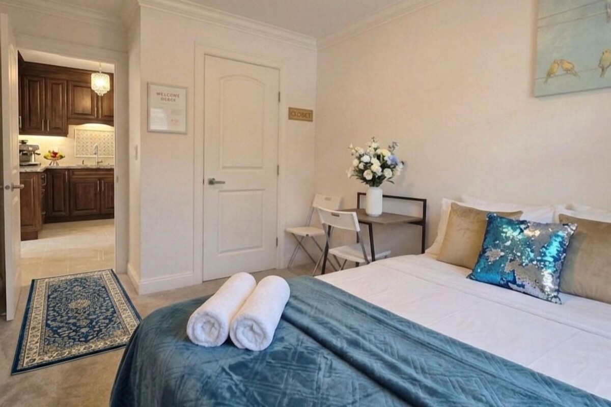 Basic Room, 1 Queen Bed, Non Smoking, Shared Bathroom | Premium bedding, desk, laptop workspace, blackout curtains