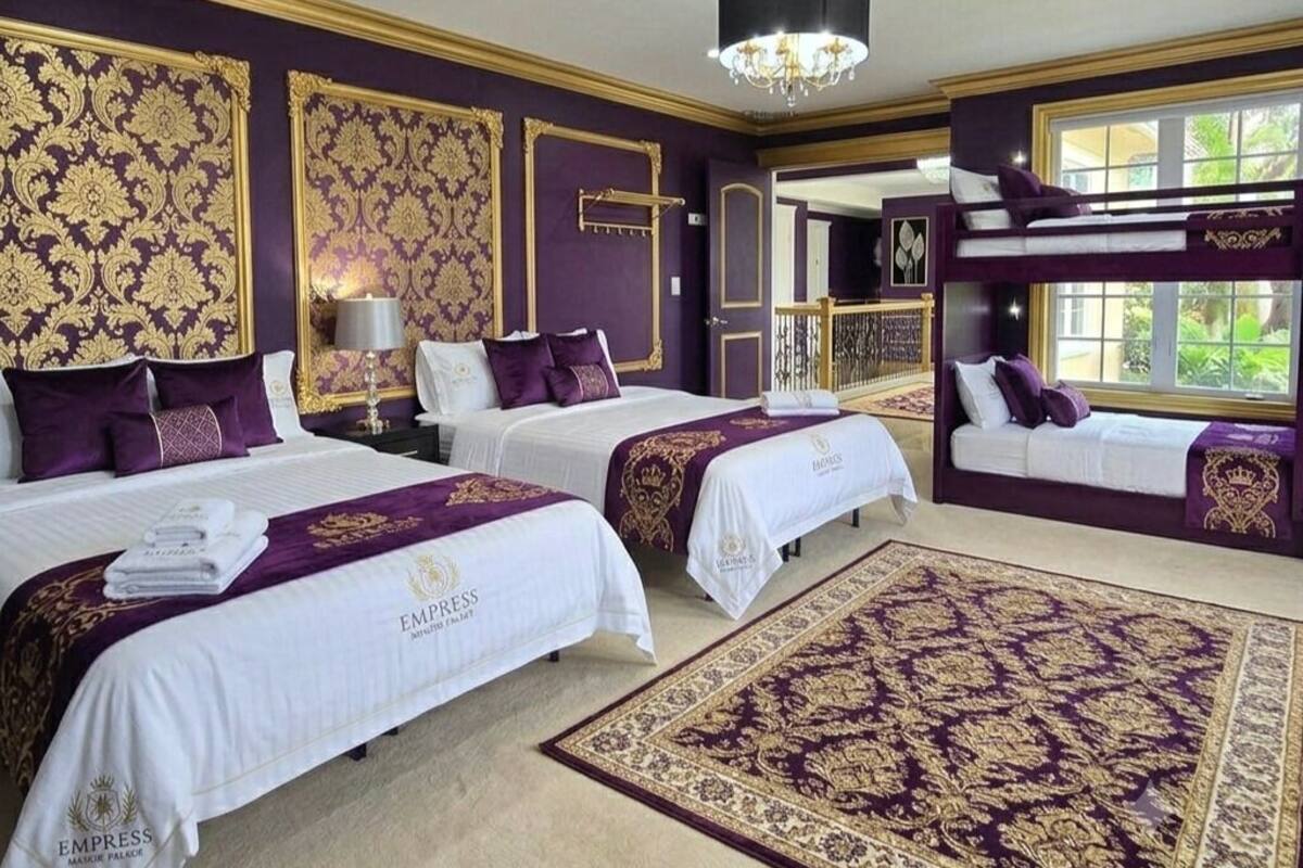 Luxe suite, Meerdere bedden, en-suite badkamer, uitzicht op tuin | Luxe beddengoed, een bureau, een laptopwerkplek