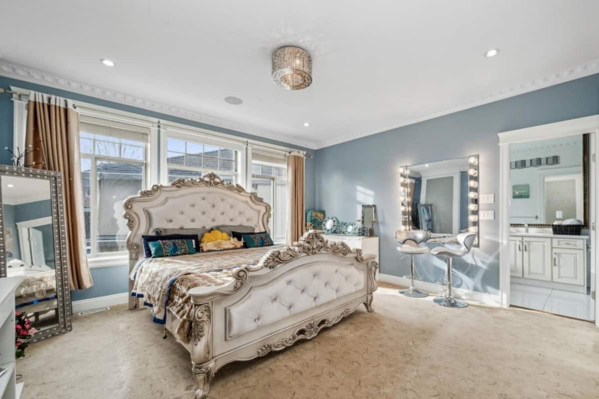 Royal Studio Suite, 1 King Bed, Microwave, Executive Level | Individually decorated, individually furnished, desk, laptop workspace