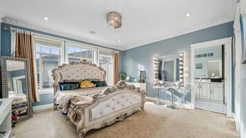 Royal Studio Suite, 1 King Bed, Microwave, Executive Level | Individually decorated, individually furnished, desk, laptop workspace