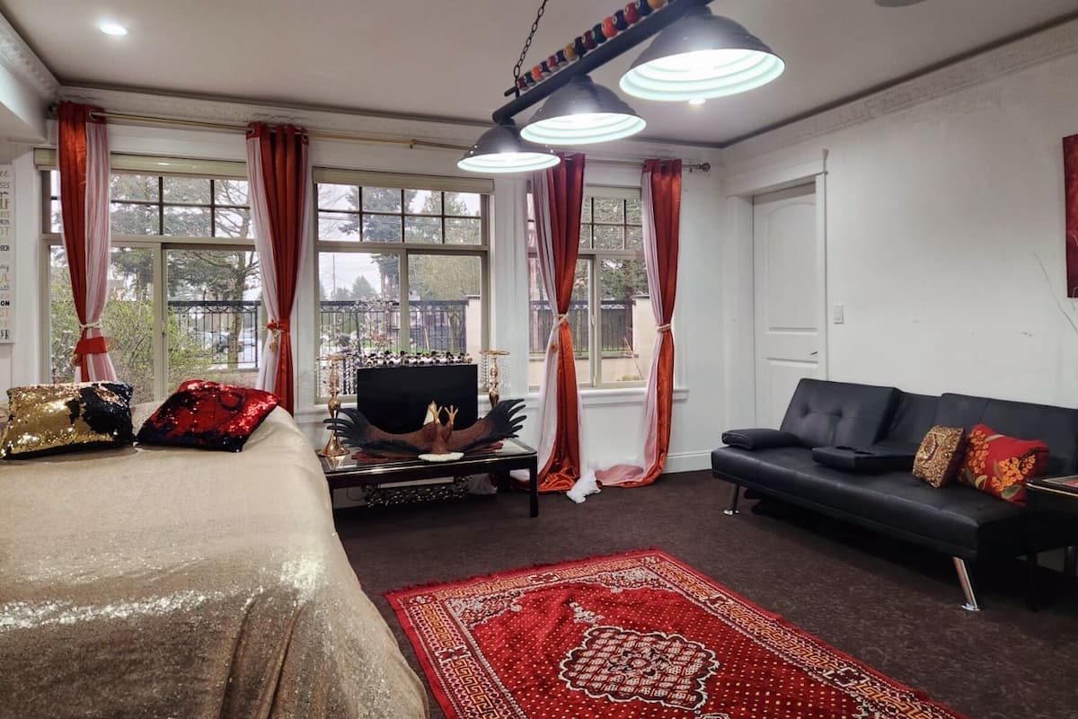 Grand Room, Multiple Beds, Non Smoking, Air conditioning | Individually decorated, individually furnished, desk, laptop workspace