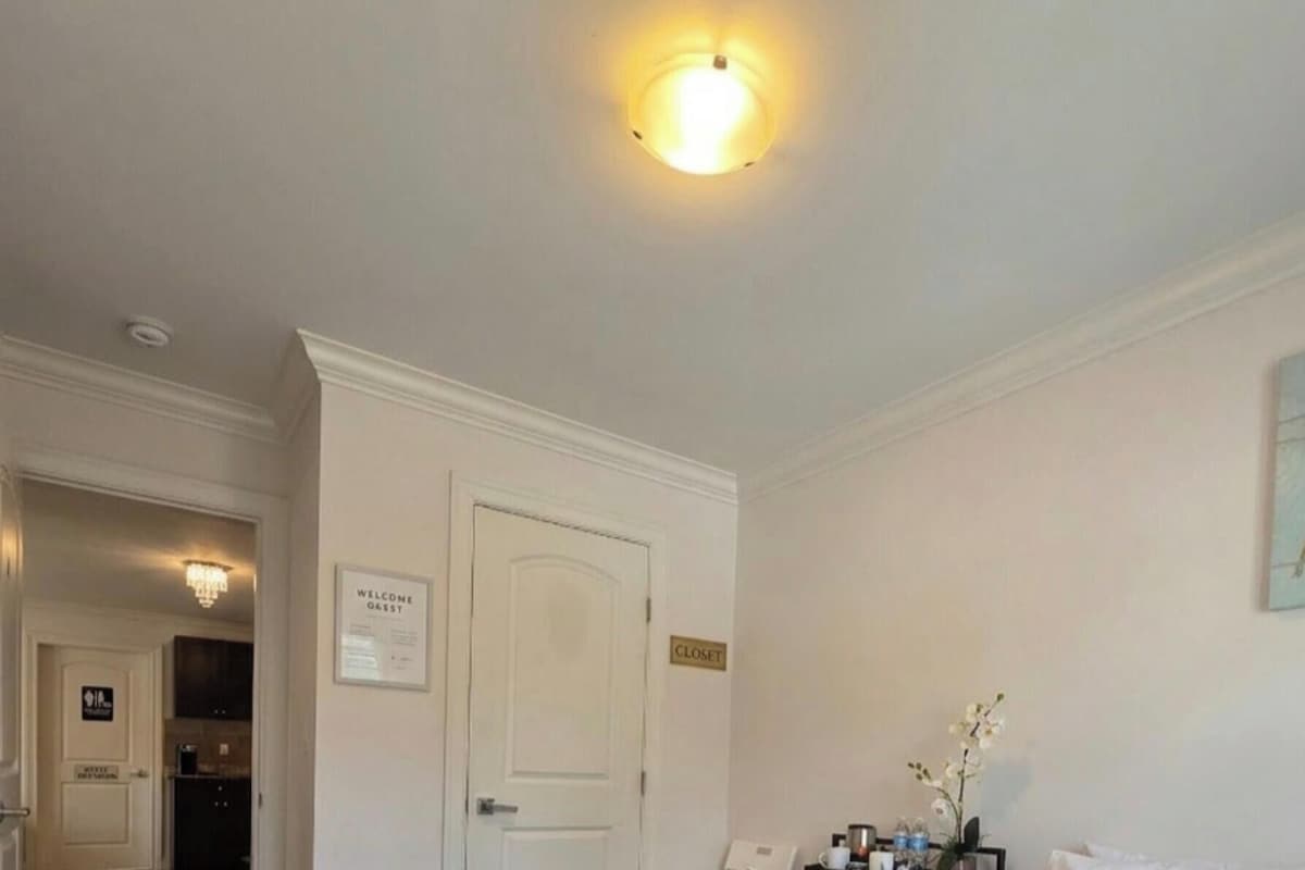 Habitación básica, 1 cama Queen size, para no fumadores, baño compartido | Ropa de cama de alta calidad y escritorio