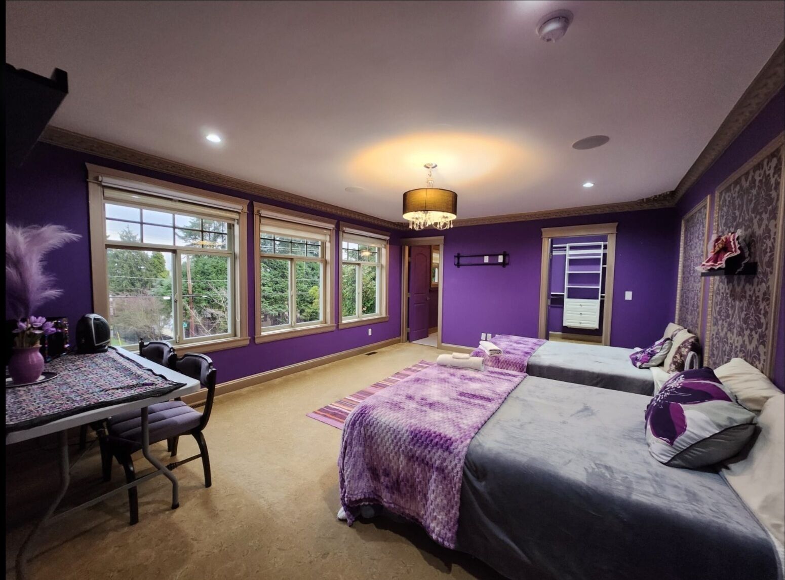 Suite familiale, Plusieurs lits, salle de bain attenante, vue sur le jardin | Décor unique, ameublement unique, bureau