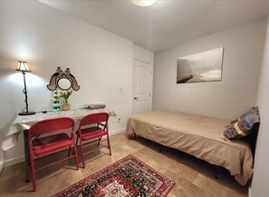 Economy Room, 1 Queen Bed, Microwave, Ground Floor | Individually decorated, individually furnished, desk, laptop workspace