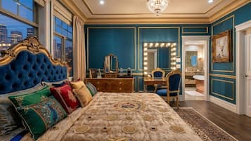 Suite Royale, 1 très grand lit, four à micro-ondes, niveau Exécutif | Décoration personnalisée, ameublement personnalisé, bureau