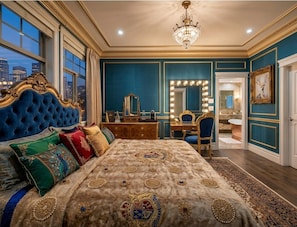 Royal Suite, 1 King Bed, Microwave, Executive Level