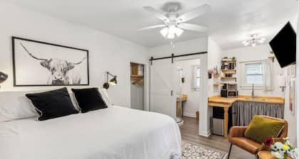 Cozy cottage on Historical Blvd & Famous walking trail. Very Safe neighborhood