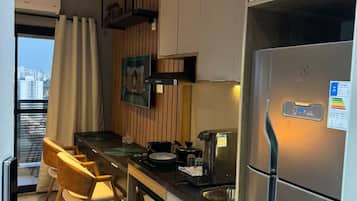 Geladeira, micro-ondas, cooktop, cafeteira/chaleira