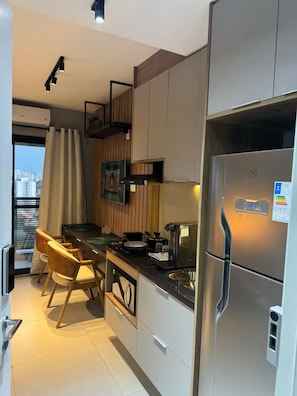 Geladeira, micro-ondas, cooktop, cafeteira/chaleira
