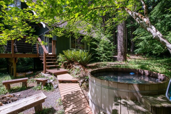 Outdoor spa tub
