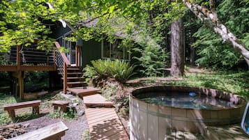 Outdoor spa tub