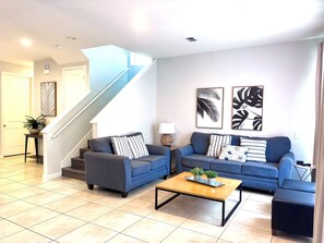 Smart TV, ping pong - Sunshine/Waterslides/Pool/3 miles to Disney (Kissimmee)