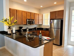 Fridge, microwave, oven, stovetop - Sunshine/Waterslides/Pool/3 miles to Disney (Kissimmee)