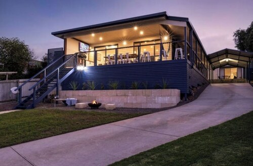 Relax on the deck, overlooking beautiful Boston Bay! Bring the kids & the dog!