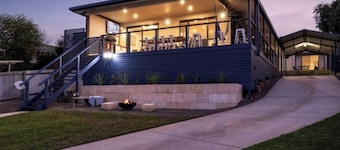 Relax on the deck, overlooking beautiful Boston Bay! Bring the kids & the dog!