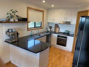 Private kitchen - Relax on the deck, overlooking beautiful Boston Bay! Bring the kids & the dog! (Port Lincoln)