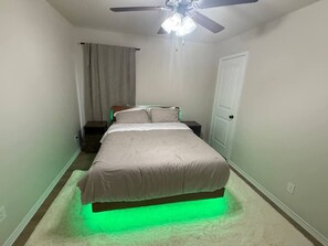 4 bedrooms, desk, iron/ironing board, free WiFi - 4BR/2B Lubbock CompleteHome Stay (Lubbock)