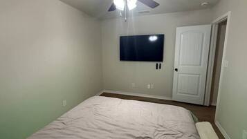 4 camere, una scrivania, ferro/asse da stiro, Wi-Fi