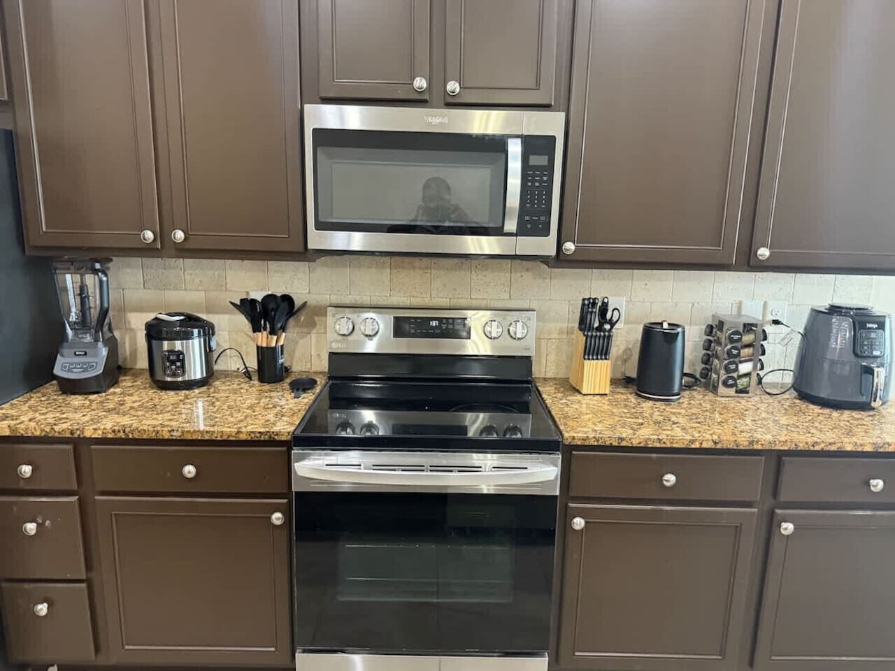 Refrigerador, microondas, horno y parrilla de estufa 