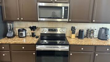 Frigorifero, microonde, forno, piano cottura