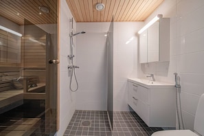 Séchoir à cheveux, serviettes fournies, papier de toilette