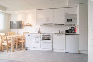 Kylskåp, mikrovågsugn, ugn och spishäll