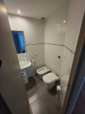 Hair dryer, bidet, towels, soap - Altos Porteños Gem | Pool, Gym & Security (Buenos Aires)