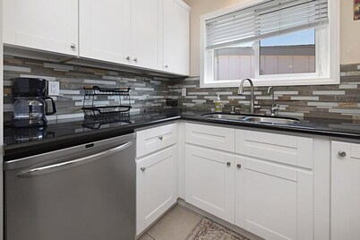 NEW San Diego Getaway!4Bedroom,3Bath, Hot Tub BBQ Ping Pong, Corn Hole