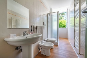 Dusche, Haartrockner, Bidet, Handtücher