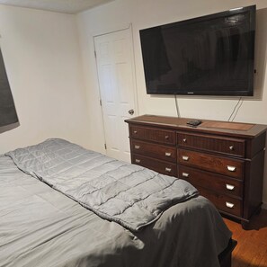 3 habitaciones, tabla de planchar con plancha, wifi y ropa de cama 