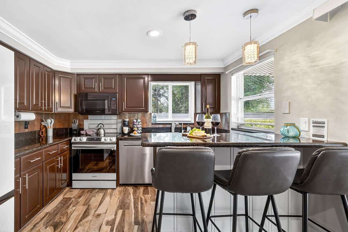 Fridge, microwave, stovetop, dishwasher