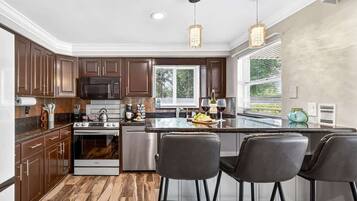 Fridge, microwave, stovetop, dishwasher