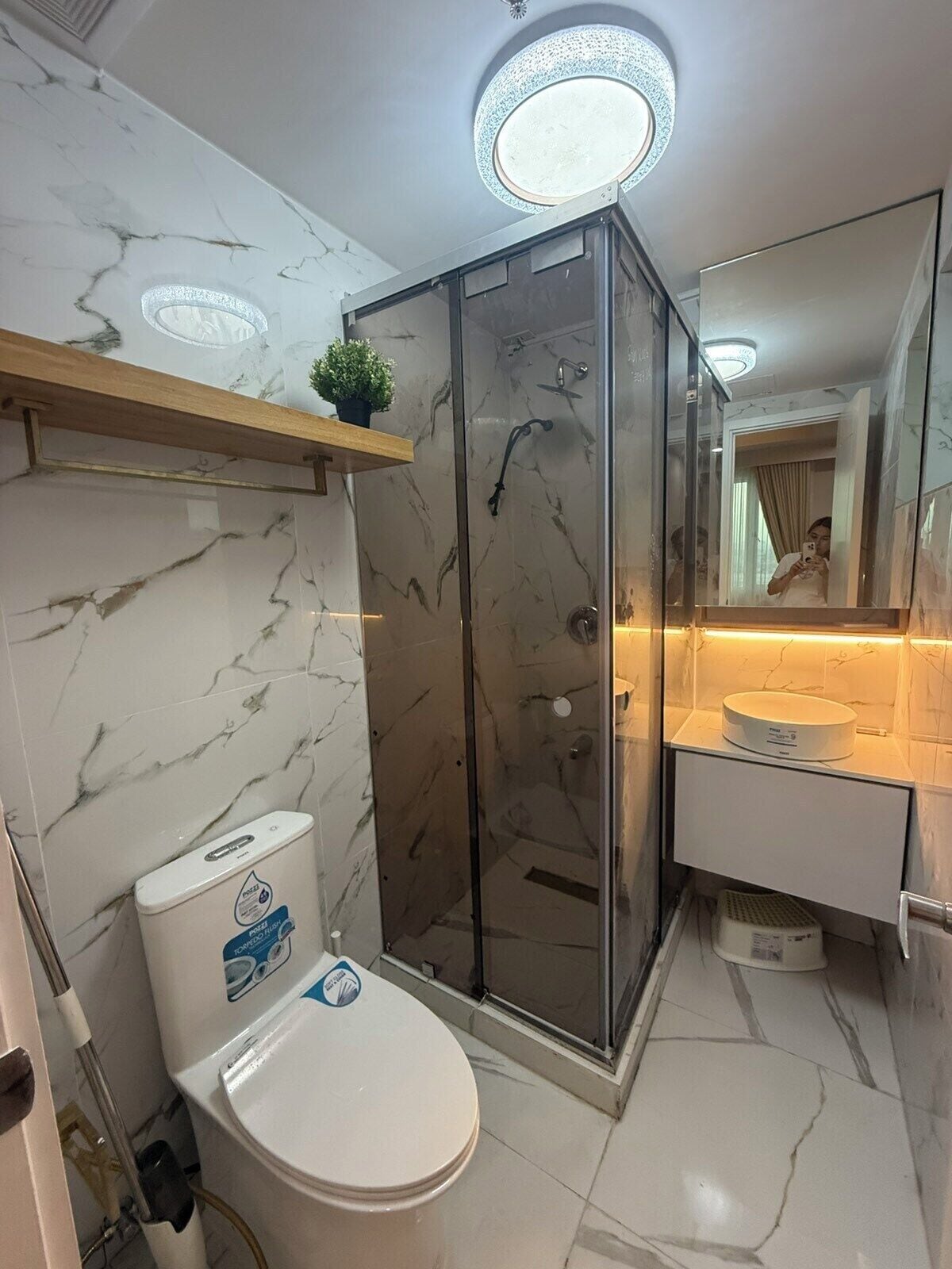 Shower, hair dryer, bidet, towels