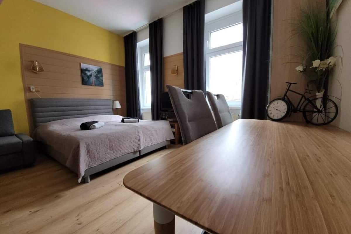 Double or Twin Room, 1 Queen Bed | Iron/ironing board, free WiFi