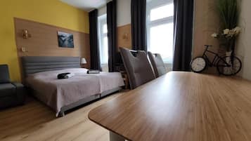 Double or Twin Room, 1 Queen Bed | Iron/ironing board, free WiFi