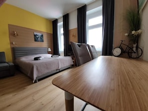 Quarto casal ou duplo, 1 cama Queen | Ferros/tábuas de passar roupa, Wi-Fi de cortesia