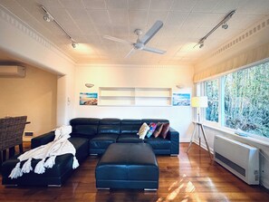 スマートテレビ、暖炉、卓球台、書庫