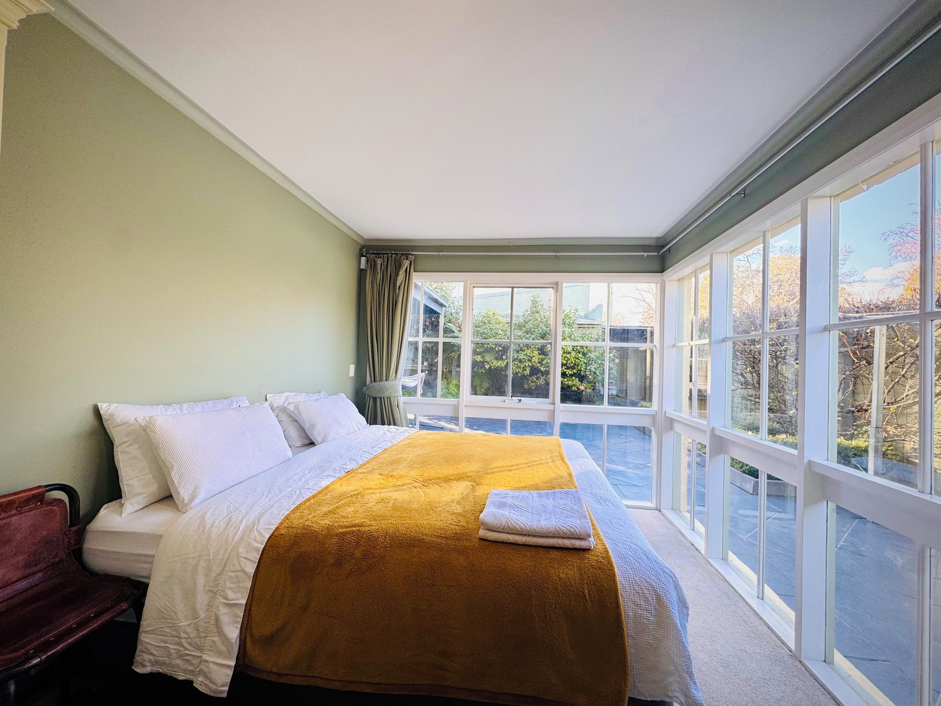 5 habitaciones, tabla de planchar con plancha, internet y ropa de cama 