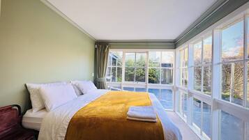 5 quartos, ferros/tábuas de passar roupa, acesso à internet